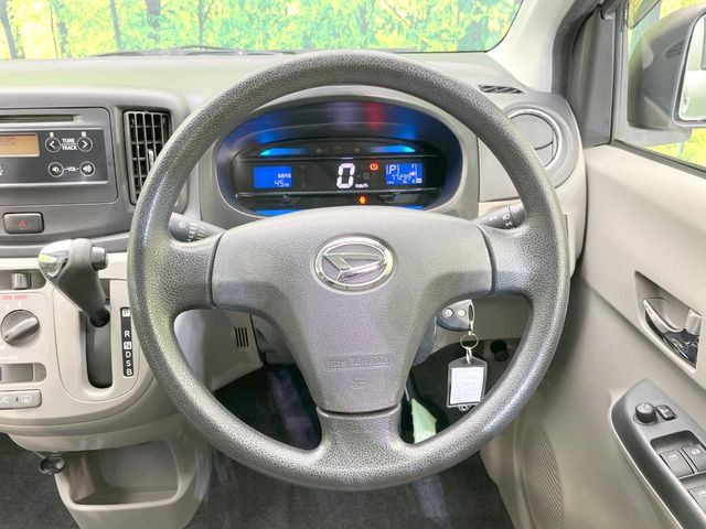 �C���e���A�ɍ��킹���f�U�C���̃X�e�A�����O�́A�^�]�������̂��Ƃ��l���A�^�]���₷���`��A�傫���ł��B�����x�A���ۂɐG���Ă��m���߂��������B