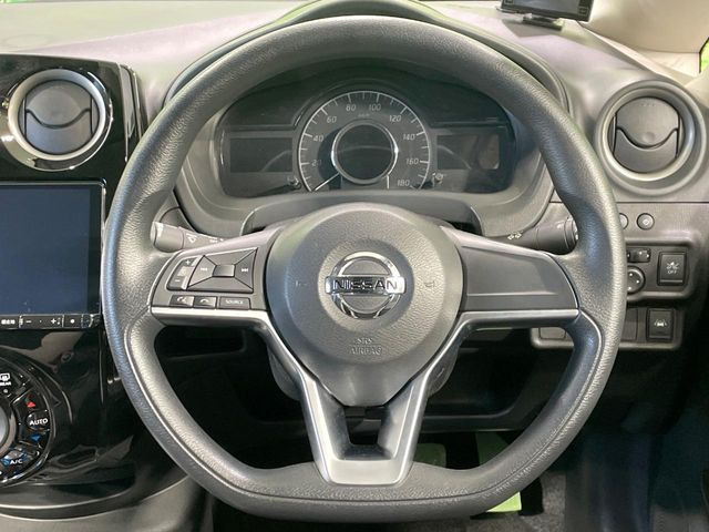 �C���e���A�ɍ��킹���f�U�C���̃X�e�A�����O�́A�^�]�������̂��Ƃ��l���A�^�]���₷���`��A�傫���ł��B�����x�A���ۂɐG���Ă��m���߂��������B