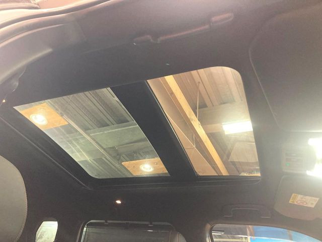 【パノラマルーフ】大型のガラスルーフ搭載で車内の解放感が一気にアップ!開放的なドライブをお楽しみいただけます。