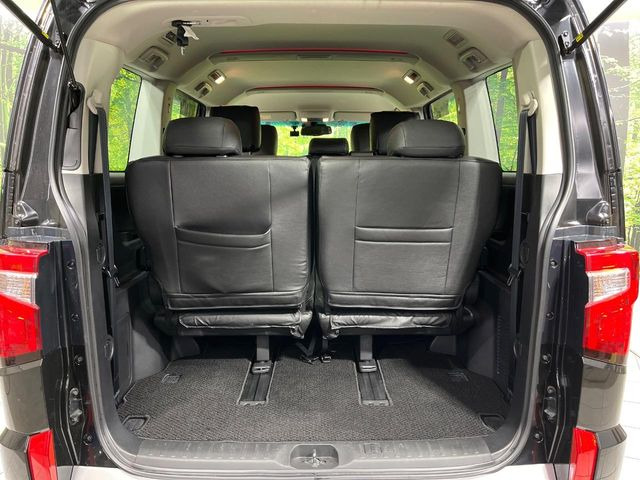 ���i�̂���������ʋ΁A���}���ɏ\���ȉ׎��X�y�[�X���m�ۂ��Ă���܂��B�Z�J���h�V�[�g��|���ƁA�傫�ȉו��̐ύڂ��\�ł���