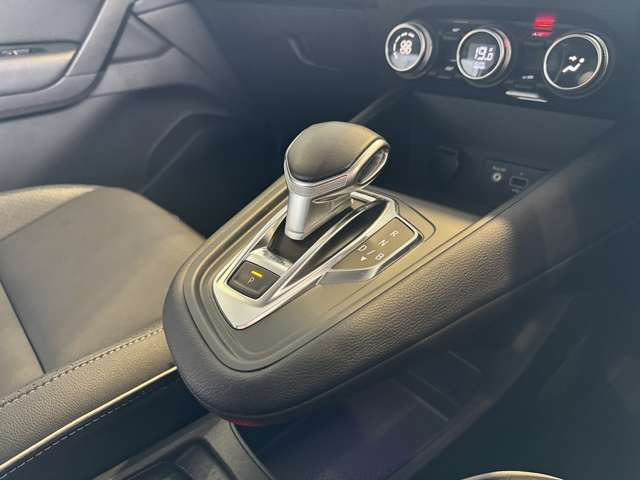 100%���[�^�[�쓮�ɂ��EV���[�h�Ŕ��i���A�X���[�Y���_�C���N�g�ȕϑ��ŉ������Ă����uE-�e�b�N�n�C�u���b�h�v�́A�s�X�n�ł͐Â��ŃX���[�Y�ȑ�����A�x�O�ł̓��X�|���X�̗ǂ��u���ȑ���������炷�B