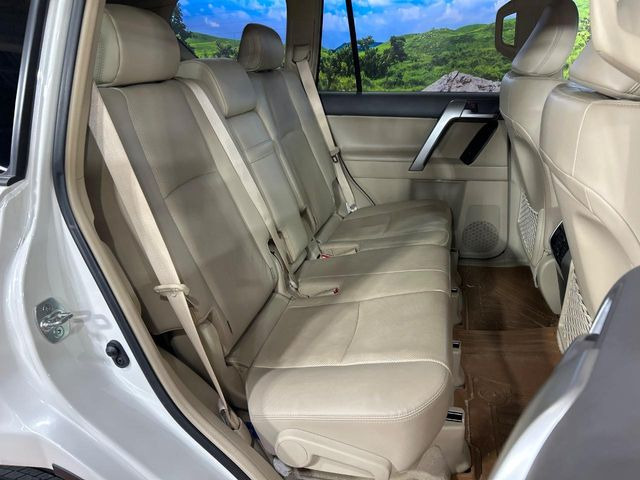 後部座席も気になるようなキズ・汚れやへたり等、大きなダメージはなく、良好な状態です。