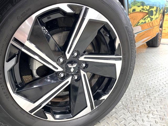 �y����18�C���`�A���~�z�C�[���z�O�ςɃ}�b�`���������A���~�z�C�[���𑕒����Ă���܂��B�e��ЊO�A���~�z�C�[����A�X�^�b�h���X�^�C�����戵�����Ă���܂��B���񂲑��k����������