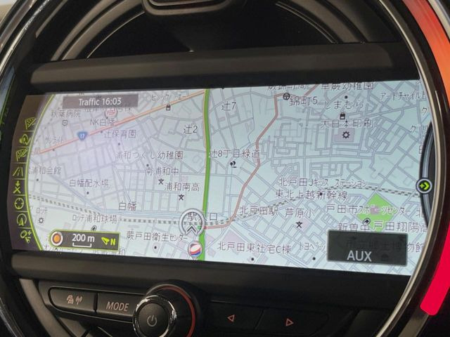 �������i�r:��̊��̂���i�r�́A����������ԓ������o���Ă���܂��BBluetooth�Đ��ȂǃI�[�f�B�I�@�\���[�����Ă���܂��̂ŁA�^�]�����y���߂܂���