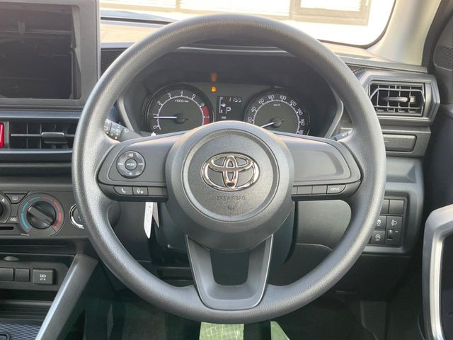 �C���e���A�ɍ��킹���f�U�C���̃X�e�A�����O�́A�^�]�������̂��Ƃ��l���A�^�]���₷���`��A�傫���ł��B�����x�A���ۂɐG���Ă��m���߂��������B