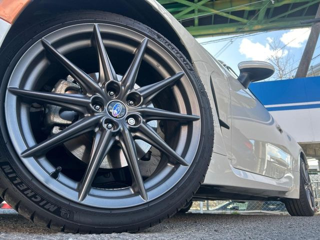 �y����18�C���`�A���~�z�C�[���z�O�ςɃ}�b�`���������A���~�z�C�[���𑕒����Ă���܂��B�e��ЊO�A���~�z�C�[����A�X�^�b�h���X�^�C�����戵�����Ă���܂��B���񂲑��k����������