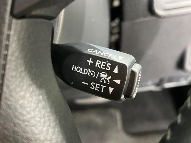 【レーダークルーズコントロール】高速道路での長距離走行が楽に!!自動で速度を保つクルーズコントロールが、衝突軽減システムと連携し、前方の車両を感知して車間を保つように速度調節してくれます!!