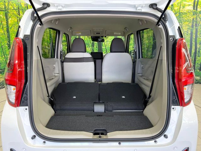 ���i�̂���������ʋ΁A���}���ɏ\���ȉ׎��X�y�[�X���m�ۂ��Ă���܂��B�Z�J���h�V�[�g��|���ƁA�傫�ȉו��̐ύڂ��\�ł���