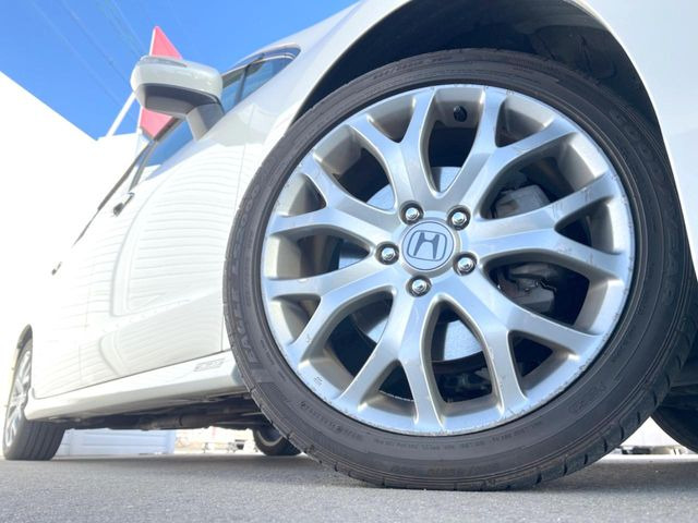 �y����18�C���`�A���~�z�C�[���z�O�ςɃ}�b�`���������A���~�z�C�[���𑕒����Ă���܂��B�e��ЊO�A���~�z�C�[����A�X�^�b�h���X�^�C�����戵�����Ă���܂��B���񂲑��k����������