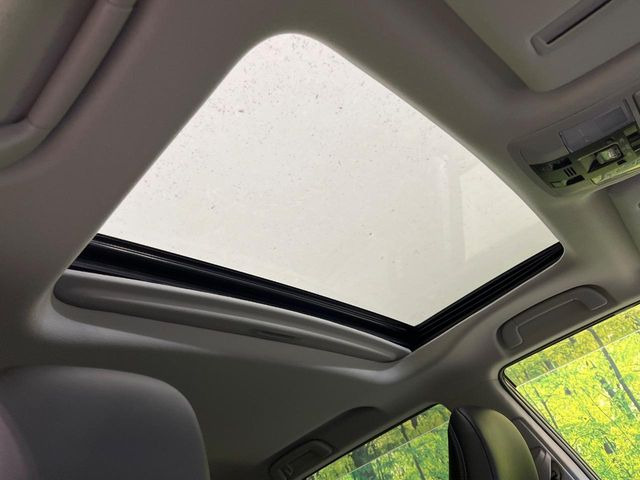 【サンルーフ】開放感たっぷりの希少装備、サンルーフが装着されています!車内に明かりを取り入れたり景色を楽しむ以外にも、車内の空気も簡単に換気できて快適です!