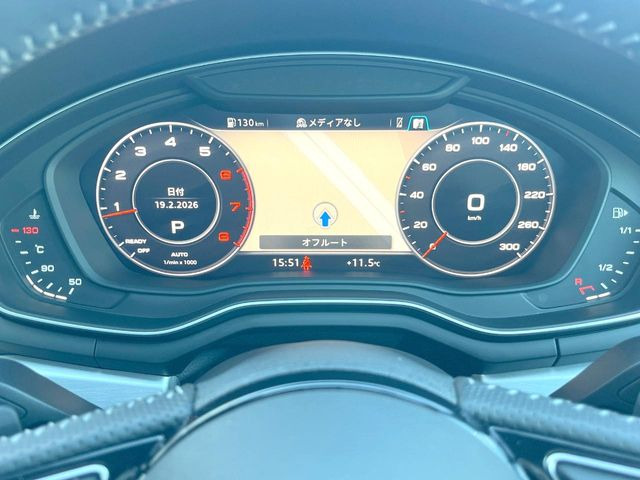 ���o�[�`�����R�b�N�s�b�g:�S�̂��t���p�l���ƂȂ��Ă����i�I�ȃ��[�^�[�p�l���B�ʏ�̃X�s�[�h���[�^�[�Ƃ��Ă̋@�\�͂������A�i�r�E�I�[�f�B�I�@�\�̊m�F�E������ł��A�^�]�ɏW�����₷���Ȃ��Ă���܂��B