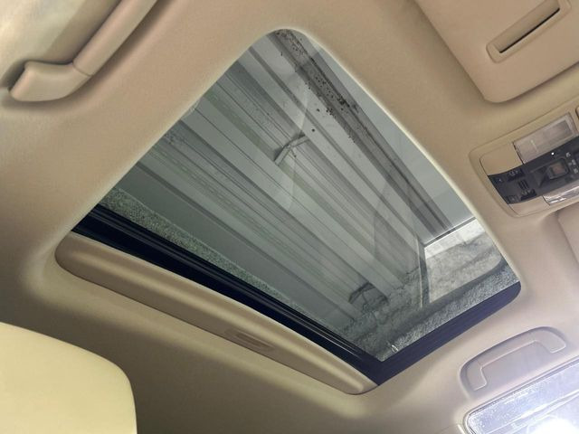 【サンルーフ】開放感たっぷりの希少装備、サンルーフが装着されています!車内に明かりを取り入れたり景色を楽しむ以外にも、車内の空気も簡単に換気できて快適です!