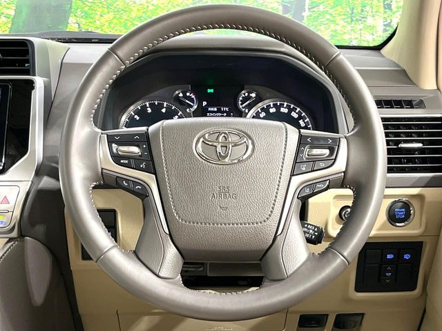 インテリアに合わせたデザインのステアリングは、運転される方のことも考え、運転しやすい形状、大きさです。是非一度、実際に触ってお確かめください。