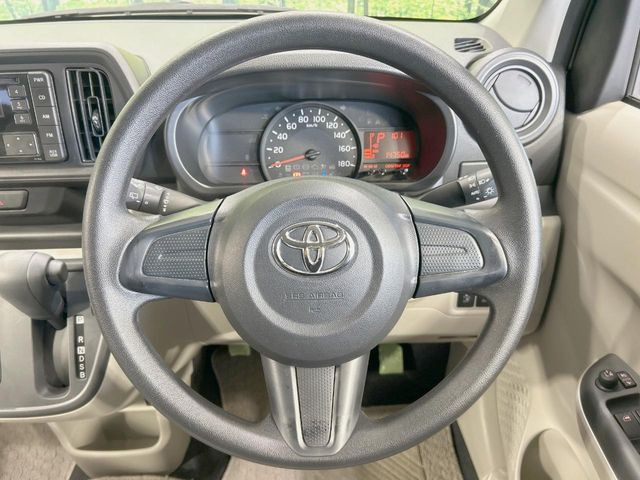 �C���e���A�ɍ��킹���f�U�C���̃X�e�A�����O�́A�^�]�������̂��Ƃ��l���A�^�]���₷���`��A�傫���ł��B�����x�A���ۂɐG���Ă��m���߂��������B