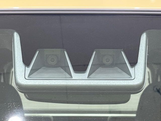 【衝突軽減装置】走行中に前方の車両等を認識し、衝突しそうな時は警報とブレーキで衝突回避と被害軽減をアシスト。より安全にドライブをお楽しみいただけます。