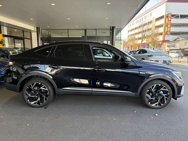 �C���e���A�́A���U�[�t���[�ƂȂ�TEP���U�[���g�p���ꂽ�C���e���A���A�X�|�[�c�V�b�N�ȃf�U�C���œ��ꂳ�ꂽ�B