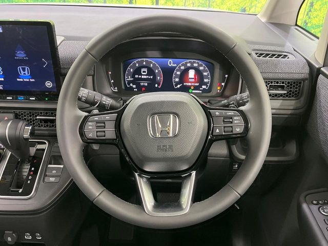 �C���e���A�ɍ��킹���f�U�C���̃X�e�A�����O�́A�^�]�������̂��Ƃ��l���A�^�]���₷���`��A�傫���ł��B�����x�A���ۂɐG���Ă��m���߂��������B