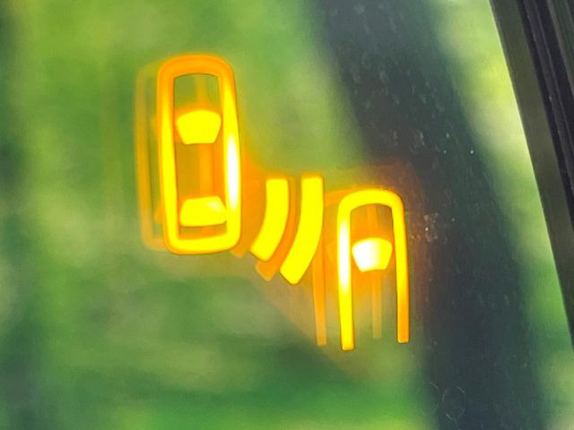 【ブラインドスポットモニター】走行中、ドアミラーの死角になりやすい箇所に後続車が接近するとサイドミラーのレンズに警告を表示!ドライバーに注意喚起をしてくれます。