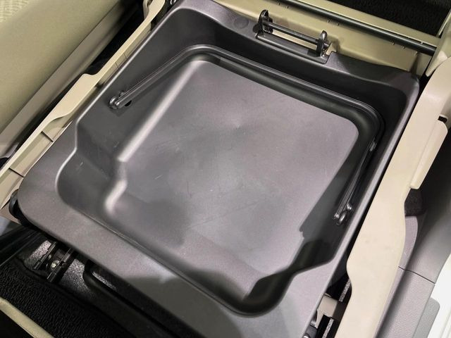 �y�V�[�g�A���_�[�{�b�N�X�z�V�[�g�̉��ɑ�e�ʂ̎��[�X�y�[�X��������Ă���A�C���ԃO�b�Y�ȂǁA�O���猩��ꂽ���Ȃ����̂�����������[�ł��ĕ֗�!