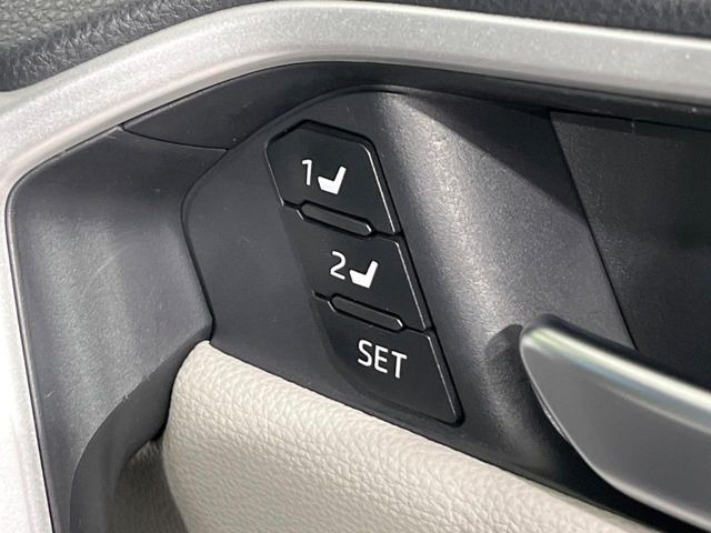 【メモリー機能付きパワーシート】ドライバーごとに設定したシート位置を記憶して、ボタン一つで切り替えできる便利な機能!運転する方が複数名いらっしゃるご家庭におすすめです♪