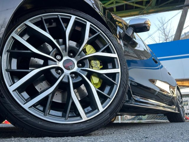 �y����19�C���`�A���~�z�C�[���z�O�ςɃ}�b�`���������A���~�z�C�[���𑕒����Ă���܂��B�e��ЊO�A���~�z�C�[����A�X�^�b�h���X�^�C�����戵�����Ă���܂��B���񂲑��k����������