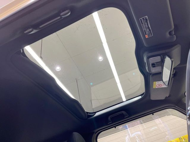 【ガラスルーフ】ガラスルーフ搭載で車内の解放感が一気にアップ!開放的なドライブをお楽しみいただけます。