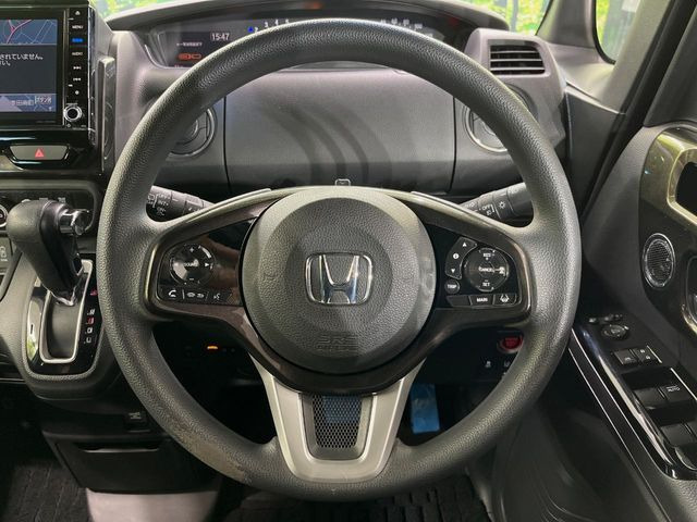 �C���e���A�ɍ��킹���f�U�C���̃X�e�A�����O�́A�^�]�������̂��Ƃ��l���A�^�]���₷���`��A�傫���ł��B�����x�A���ۂɐG���Ă��m���߂��������B