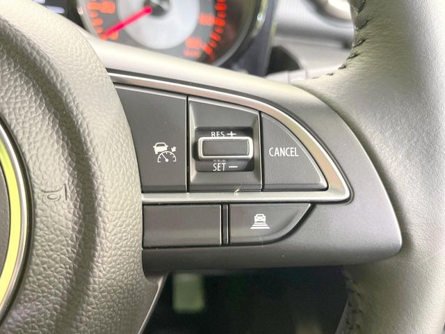 【アダプティブクルーズコントロール】高速道路での長距離走行が楽に!!自動で速度を保つクルーズコントロールが、衝突軽減システムと連携し、前方の車両を感知して車間を保つように速度調節してくれます!!