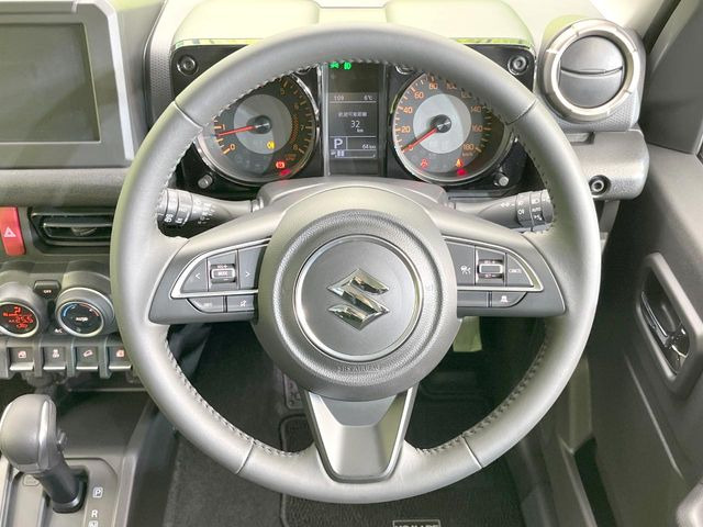 【純正革巻きステアリング】上質な革を使用することで、手にしっかり馴染みとても運転しやすいハンドルです♪