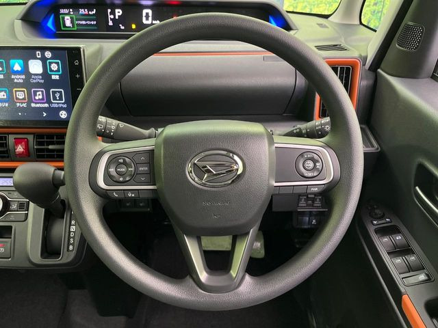 �C���e���A�ɍ��킹���f�U�C���̃X�e�A�����O�́A�^�]�������̂��Ƃ��l���A�^�]���₷���`��A�傫���ł��B�����x�A���ۂɐG���Ă��m���߂��������B