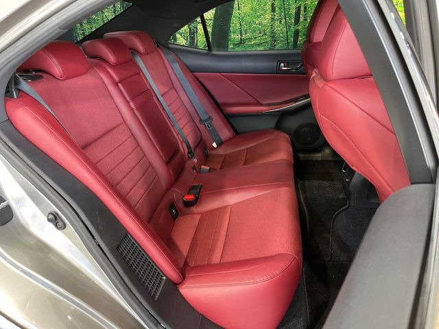 後部座席も気になるようなキズ・汚れやへたり等、大きなダメージはなく、良好な状態です。