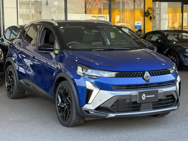 ���U���W�����͂ނ悤�ɔz����Ă���t�����g�o���p�[�㕔�ƃO�����̃u���b�N�͗l�́A�O�����̃|���J�[�{�l�[�g�f�ނɌ������G�ɔ��˂��邱�ƂŁA