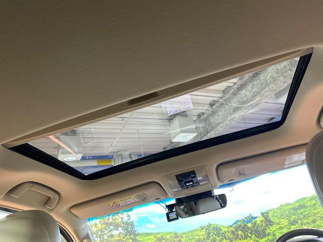 【サンルーフ】開放感たっぷりの希少装備、サンルーフが装着されています!車内に明かりを取り入れたり景色を楽しむ以外にも、車内の空気も簡単に換気できて快適です!