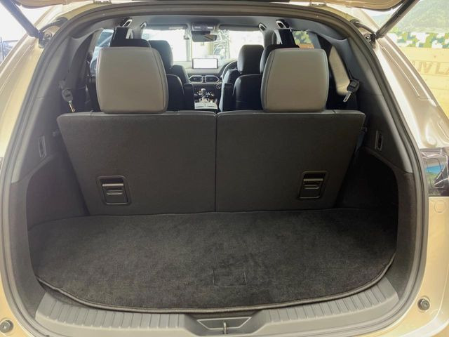 ���i�̂���������ʋ΁A���}���ɏ\���ȉ׎��X�y�[�X���m�ۂ��Ă���܂��B�Z�J���h�V�[�g��|���ƁA�傫�ȉו��̐ύڂ��\�ł���