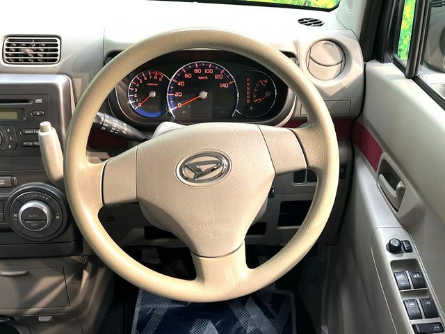 �C���e���A�ɍ��킹���f�U�C���̃X�e�A�����O�́A�^�]�������̂��Ƃ��l���A�^�]���₷���`��A�傫���ł��B�����x�A���ۂɐG���Ă��m���߂��������B