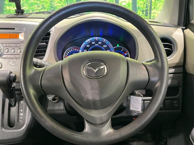 �C���e���A�ɍ��킹���f�U�C���̃X�e�A�����O�́A�^�]�������̂��Ƃ��l���A�^�]���₷���`��A�傫���ł��B�����x�A���ۂɐG���Ă��m���߂��������B