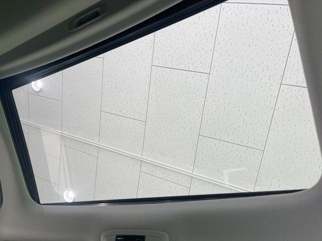 【サンルーフ】開放感たっぷりの希少装備、サンルーフが装着されています!車内に明かりを取り入れたり景色を楽しむ以外にも、車内の空気も簡単に換気できて快適です!