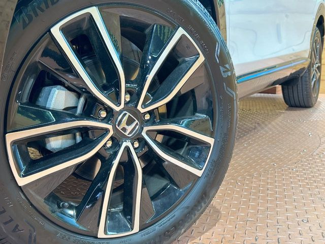 【純正18インチアルミホイール】外観にマッチした純正アルミホイールを装着しております。各種社外アルミホイールや、スタッドレスタイヤも取扱いしております。是非ご相談ください♪