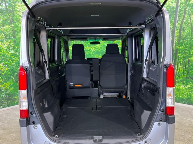 ���i�̂���������ʋ΁A���}���ɏ\���ȉ׎��X�y�[�X���m�ۂ��Ă���܂��B�Z�J���h�V�[�g��|���ƁA�傫�ȉו��̐ύڂ��\�ł���