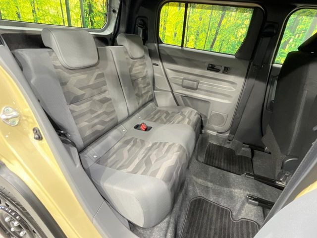 後部座席も気になるようなキズ・汚れやへたり等、大きなダメージはなく、良好な状態です。