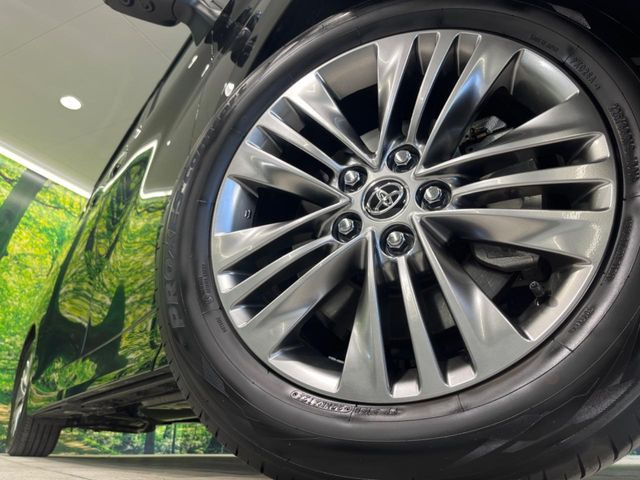 【純正18インチアルミホイール】外観にマッチした純正アルミホイールを装着しております。各種社外アルミホイールや、スタッドレスタイヤも取扱いしております。是非ご相談ください♪