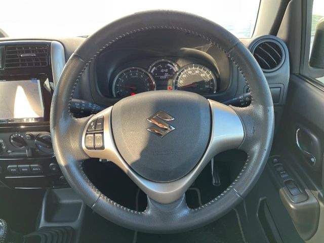 �C���e���A�ɍ��킹���f�U�C���̃X�e�A�����O�́A�^�]�������̂��Ƃ��l���A�^�]���₷���`��A�傫���ł��B�����x�A���ۂɐG���Ă��m���߂��������B