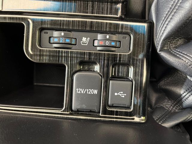 【シートベンチレーション】夏場は涼しい風でお尻や背中の熱やムレを防ぎ、冬はエアコンよりも早く温まってポカポカに!季節を問わず快適に過ごせます。