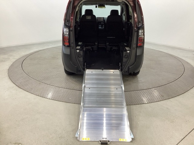 フリード1.5 e:HEV クロスター スロープ