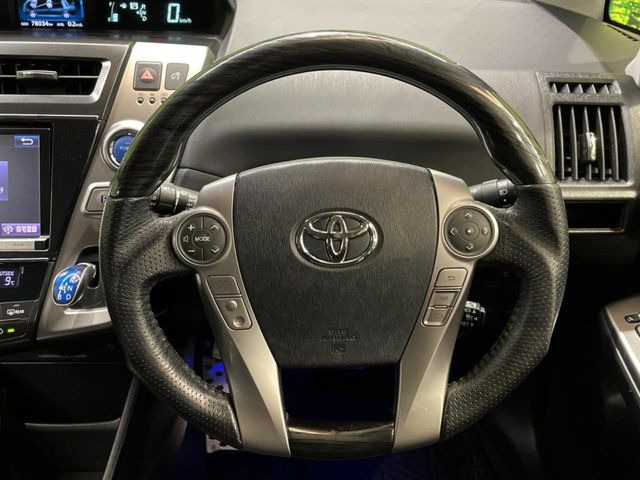 【ウッドコンビステアリング】高級感ある木目調パーツを採用した手に良く馴染むコンビハンドル。運転席廻りの雰囲気も一気に豪華になります!