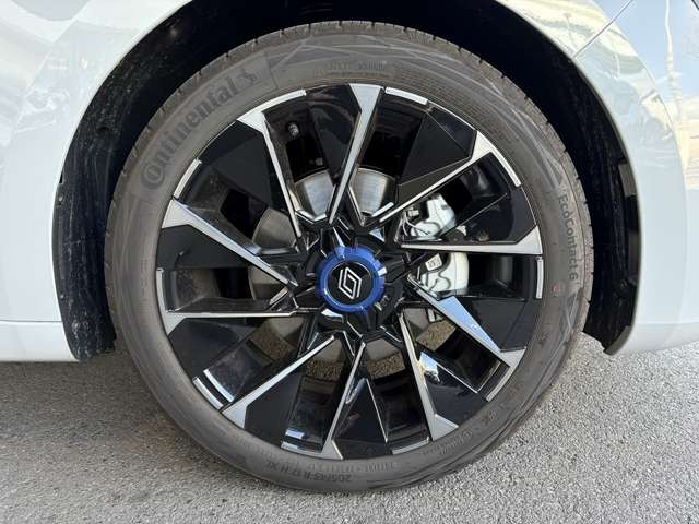 �R�������0.2km/L���サ��25.4km/L(WLTC���[�h)�ƂȂ�ȂǁA���ǂ�������ꂽ�B�G�N�X�e���A�́A�V�������m�[�f�U�C���������ꂽ�����I�ň������܂����t�����g�t�F�C�X�ƂȂ����B