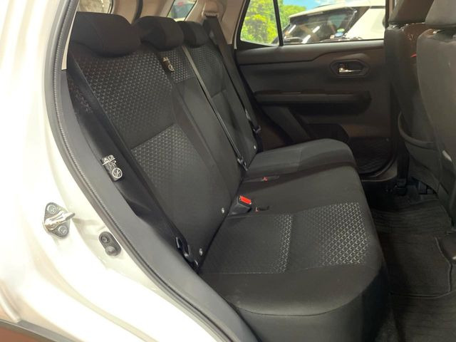 広々とした2列目シートは居住性が高く、居心地も快適!友達や家族とのお出かけにぴったりです。ベビーシートやチャイルドシート使用時も快適にお過ごしいただける十分な空間を確保しています。