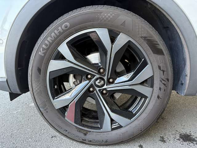 ���L�Œ���o�����t�F���_�[�A�t�����g�ƃ��A�̃X�L�b�h�v���[�g�A�z�C�[���A�[�`�v���e�N�V�����Ȃǂ�SUV�炵���������B