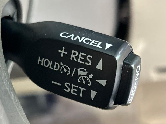 【レーダークルーズコントロール】高速道路での長距離走行が楽に!!自動で速度を保つクルーズコントロールが、衝突軽減システムと連携し、前方の車両を感知して車間を保つように速度調節してくれます!!