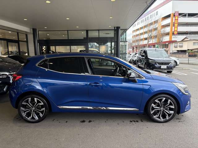 �C���e���A�́A�R���p�N�g�J�[�̘g�𒴂����m�o�i���ƁA�X�}�[�g�R�N�s�b�g�ƌĂ΂��h���C�o�[�𒆐S�ɍl����ꂽ�^�]��(�R�N�s�b�g)�̐l�ԍH�w�Ɋ�Â��f�U�C���ƂȂ����B